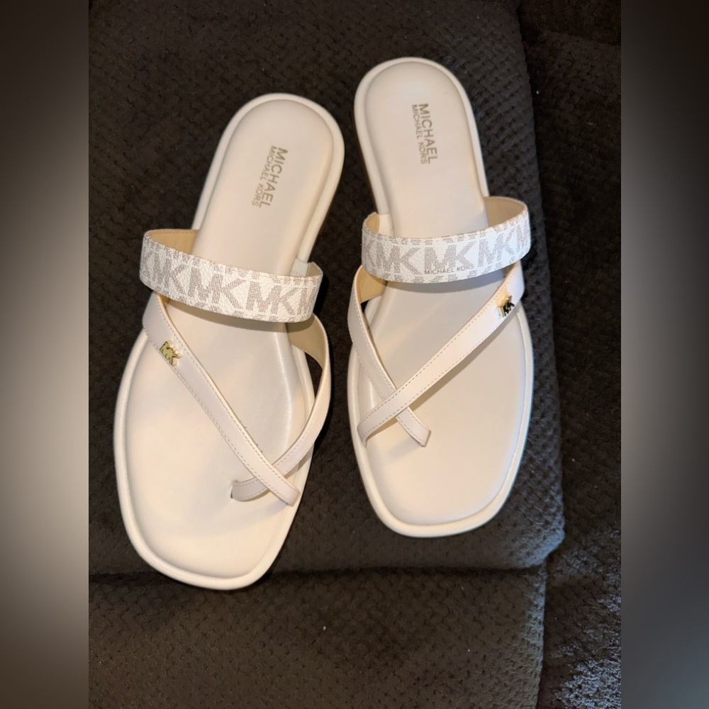 🛑🛑🛑🛑🛑🛑🛑SOLD🛑🛑🛑🛑🛑🛑🛑🛑Michael Kors sandals